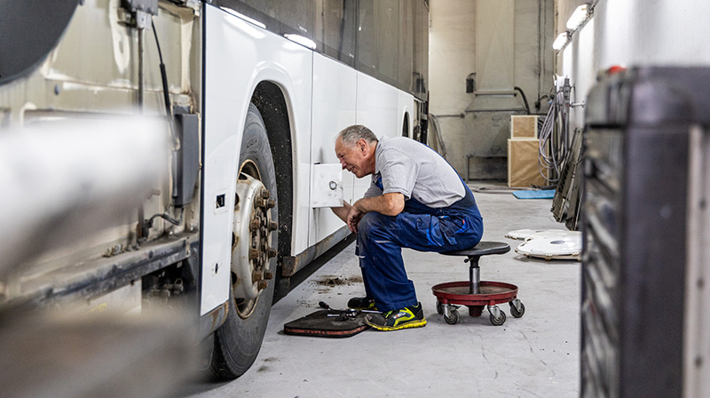 bus-reparatur-stuhl